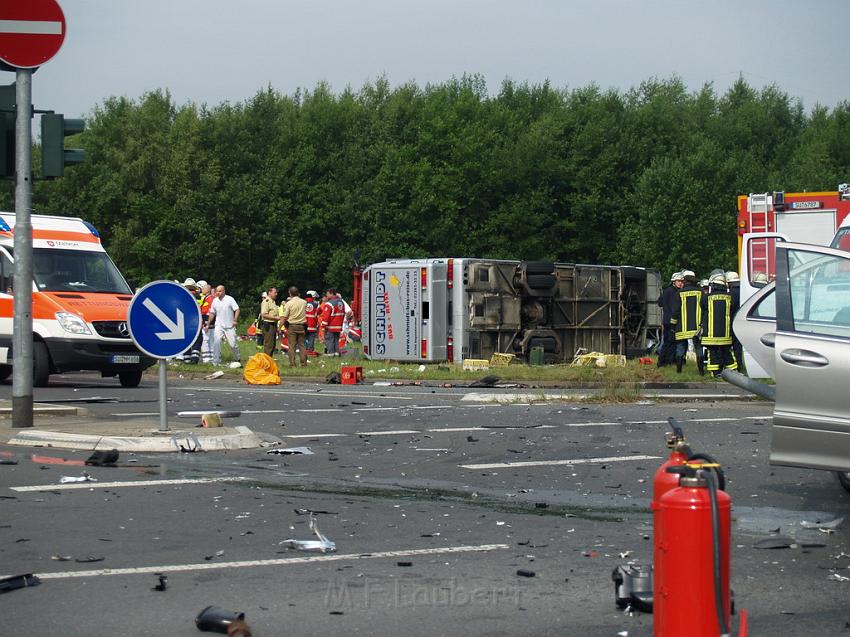 Schwerer Unfall mit Reisebus Lohmar Donrather Dreieck P315.JPG